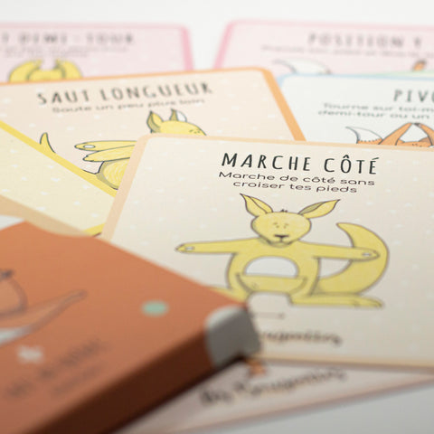 Cartes de gymnastique pour enfants (marche côté, saut en longueur, pivot), créées au Québec pour développer la motricité et bouger en s’amusant.