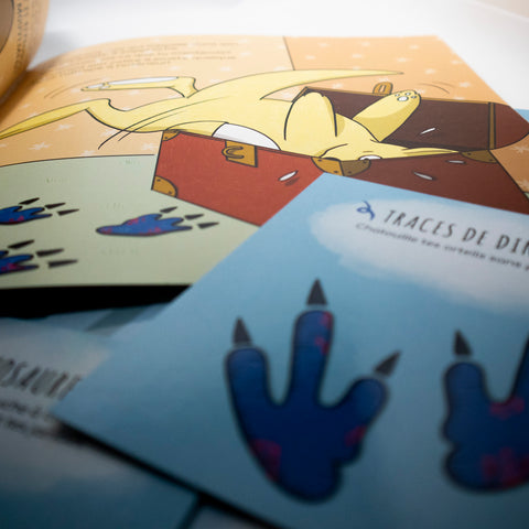 Livre interactif dinosaures Les Bougeottes, page ouverte sur traces de dinosaures avec carte active associée.
