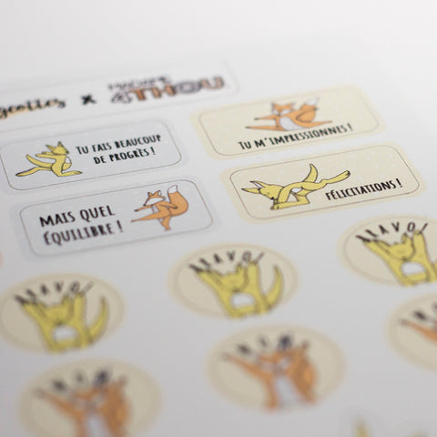 Feuille d’autocollants avec renard et kangourou en mouvement de gymnastique, incluant des messages positifs motivants.