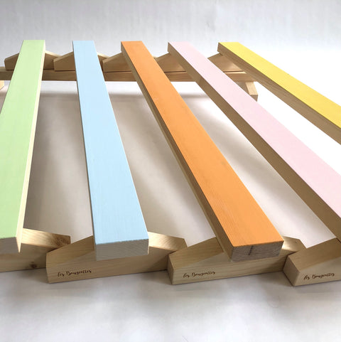 poutre de gymnastique en bois de couleur verte, bleur, orange, rose et jaune pour les enfants de 18 mois et plus.