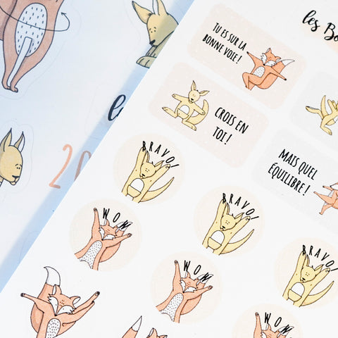 Feuille d’autocollants de gymnastique avec renard et kangourou, accompagnée de phrases de renforcement positif pour enfants.