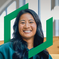 Photo d'une femme asiatique au cheveux noir avec le logo de la caisse Desjardins