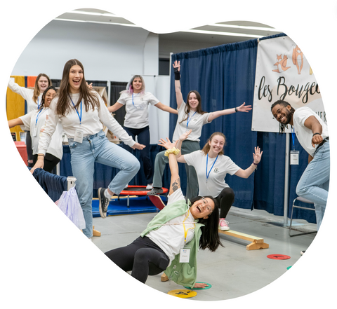 Animateurs et animatrices en position de gymnastique dans un parcours moteur pour enfant