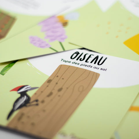 Carte d’apprentissage active printemps bilingue d'un oiseau sur un tronc d'arbre dès 3 ans pour pauses actives assises.