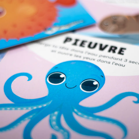 Carte d'apprentissage active thème sous l'océan avec une pieuvre bleue souriante pour apprendre à nager