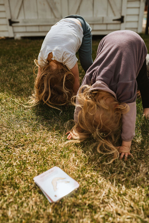 Cartes de yoga pour enfant de la posture du chien tête en bas de Les Bougeottes