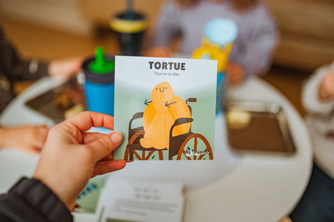 Carte d'apprentissage de la tortue du paquet animaux de la forêt pour faire des pauses en restant assis présentée lors d'un dîner en garderie. 