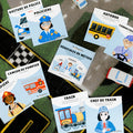 Cartes d’apprentissage actives véhicules de métier pour enfants dès 4 ans sur un tapis de jeu dans une garderie.