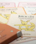 Cartes de gymnastique pour enfants (marche côté, saut en longueur, pivot), créées au Québec pour développer la motricité et bouger en s’amusant.