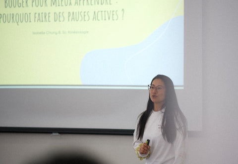 Kinésiologue qui présente sa formation Bouger pour mieux apprendre : pourquoi faire des pauses actives ? devant des éducatrices.