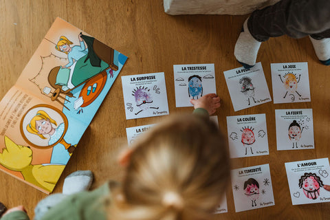 Livre interactif qui fait bouger les enfants durant la lecture grâce à des cartes de mouvement pour apprendre les émotions et leur aspects physiologiques