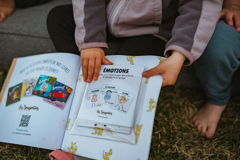 Livre interactif qui fait bouger les enfants durant la lecture grâce à des cartes de mouvement pour apprendre les émotions et leur aspects physiologiques