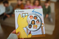 Livre interactif qui fait bouger les enfants durant la lecture grâce à des cartes de mouvement pour apprendre les émotions et leur aspects physiologiques