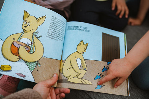 Livre interactif qui fait bouger les enfants durant la lecture grâce à des cartes de mouvement sur le thème de l'emphathie avec les dinosaures