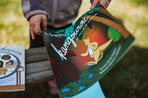 Livre interactif qui fait bouger les enfants durant la lecture grâce à des cartes de mouvement sur le thème de l'emphathie avec les dinosaures