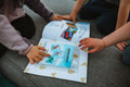Livre interactif qui fait bouger les enfants durant la lecture grâce à des cartes de mouvement sur le thème de l'emphathie avec les dinosaures