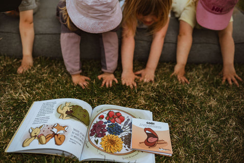 Livre interactif qui fait bouger les enfants durant la lecture grâce à des cartes de mouvement sur le thème de la pleine conscience et du moment présent à travers le jardinage.
