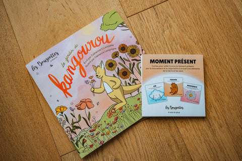 Livre interactif avec des cartes pour faire bouger les jeunes durant la lecture, une histoire sur le moment et la pleine conscience à travers le yoga pour enfants. 