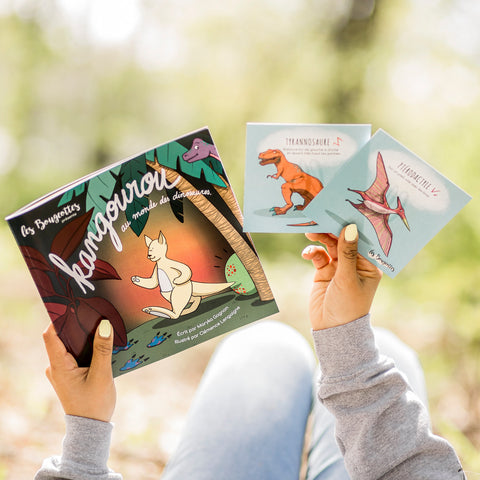 Livre pour enfants Kangourou au monde des dinosaures et cartes d’activités physiques Les Bougeottes avec illustrations de dinosaure (Tyrannosaure et Ptérodactyle).