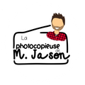 Logo La photocopieuse de M. Jason d'un personnage avec une chemise carrotée rouge