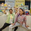 Photo de Vanessa Pilon et de Isabelle Chung devant le kiosque de Les Bougeottes au Salon de l'apprentissage à Montréal en 2024