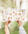 Mains tenant trois feuilles d’autocollants Les Bougeottes avec renard et kangourou en différents mouvements de gymnastique.