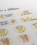 Feuille d’autocollants avec renard et kangourou en mouvement de gymnastique, incluant des messages positifs motivants.