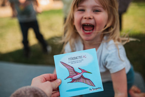 Cartes d’apprentissage sur le thème des dinosaures bilingues pour faire des pauses actives dès 2 ans de Les Bougeottes