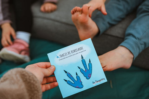 Cartes d’apprentissage sur le thème des dinosaures bilingues pour faire des pauses actives dès 2 ans de Les Bougeottes