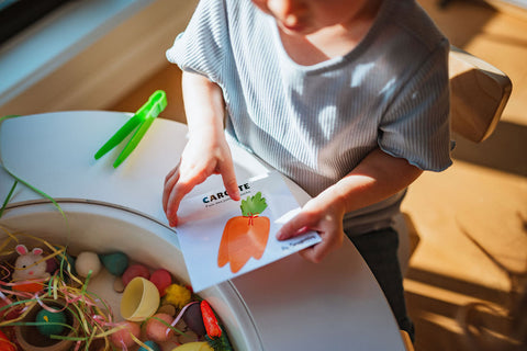 Cartes d'apprentissage thème pâques pour faire des pauses actives en sautant de Les Bougeottes dans un bac sensoriel