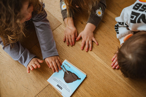 Cartes d'apprentissage moment présent de la terre avec des enfants qui font le mouvement de yoga décrit.