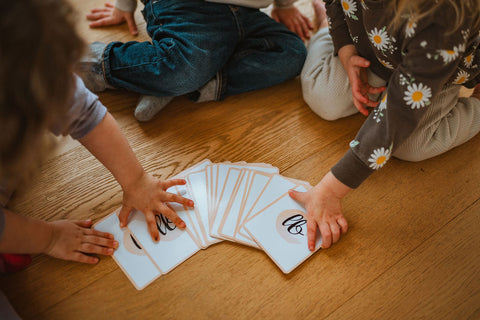 Cartes de gymnastique pour enfants dans une garderie avec des enfants d'âge préscolaire autour. 