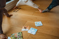 Cartes d'apprentissage moment présent au sol avec des enfants qui font le mouvement décrit