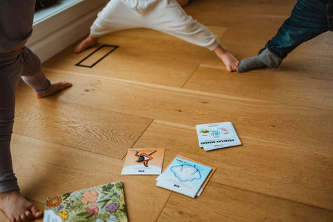 Cartes d'apprentissage moment présent au sol avec des enfants qui font le mouvement décrit
