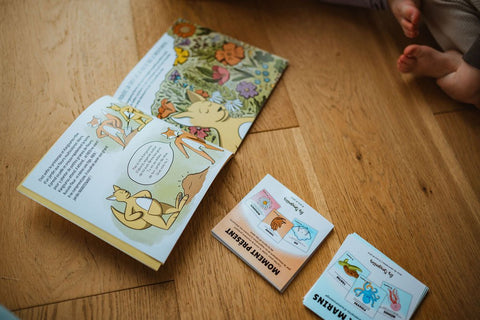 livre interactif sur la pleine conscience avec les cartes d'apprentissage moment présent et animaux marins au sol