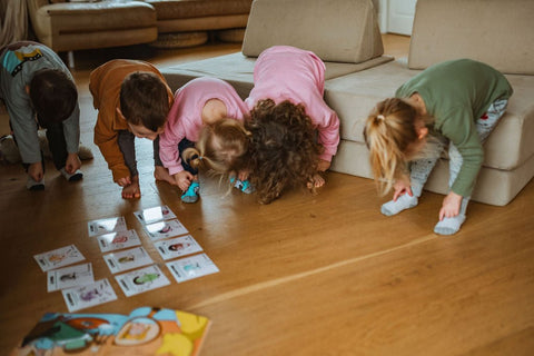 Livre interactif pour apprendre les émotions en bougeant dans une garderie avec des enfants qui font le mouvement décrit