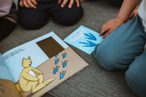Livre interactif qui fait bouger les enfants durant la lecture grâce à des cartes de mouvement sur le thème de l'emphathie avec les dinosaures