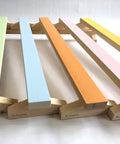 poutre de gymnastique en bois de couleur verte, bleur, orange, rose et jaune pour les enfants de 18 mois et plus. 
